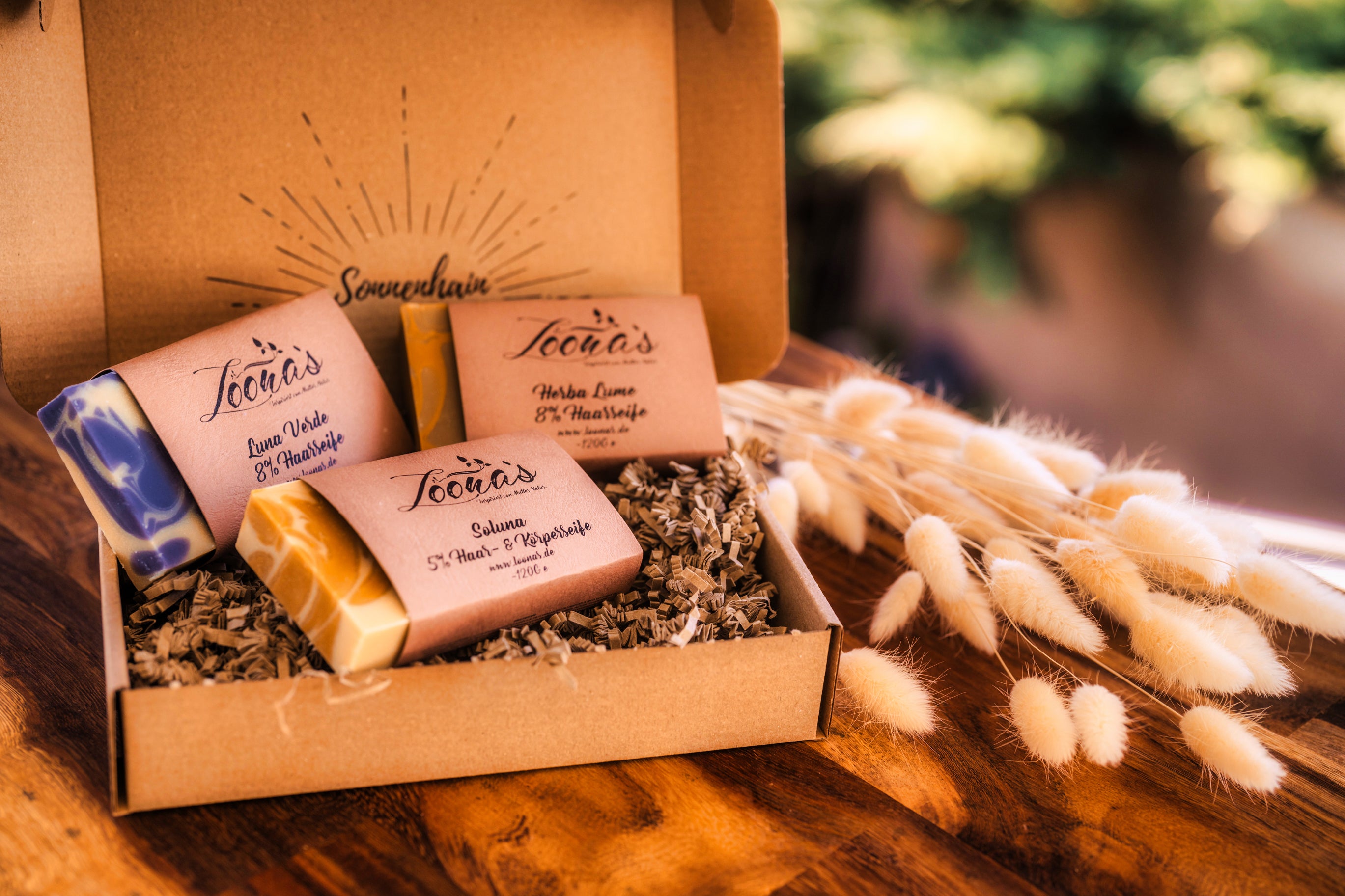 Natürliche Haarseifen von Loona’s in liebevoller Geschenkbox – vegane Sommerpflege für Haare & Haut im stimmungsvollen Naturlook