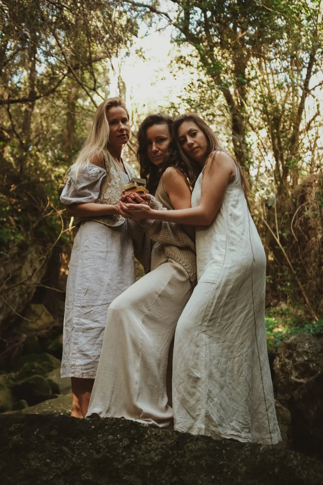 3 Frauen halten Naturseifen in den Händen