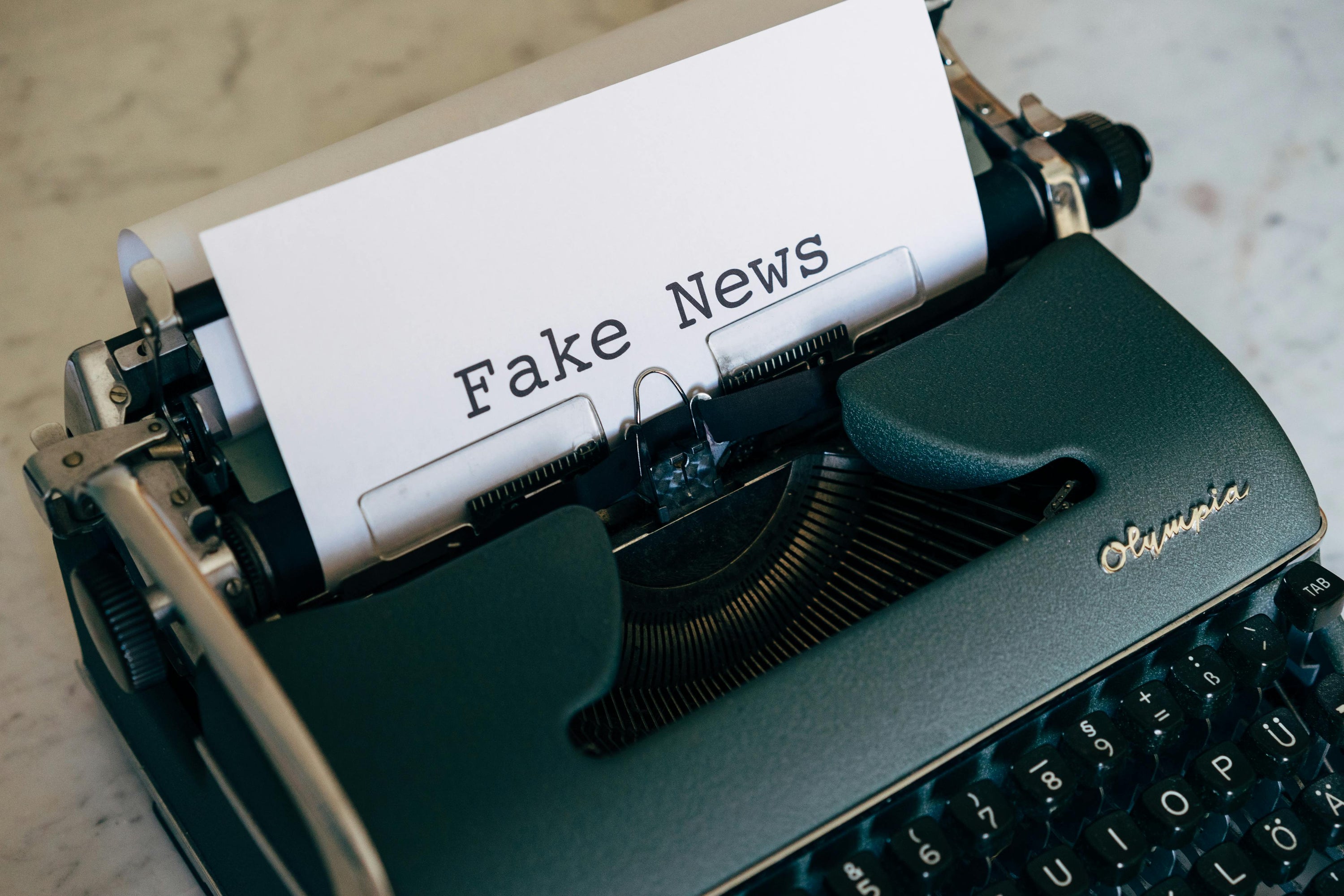 Eine Schreibmaschine, welche die Worte "Fake News" druckt