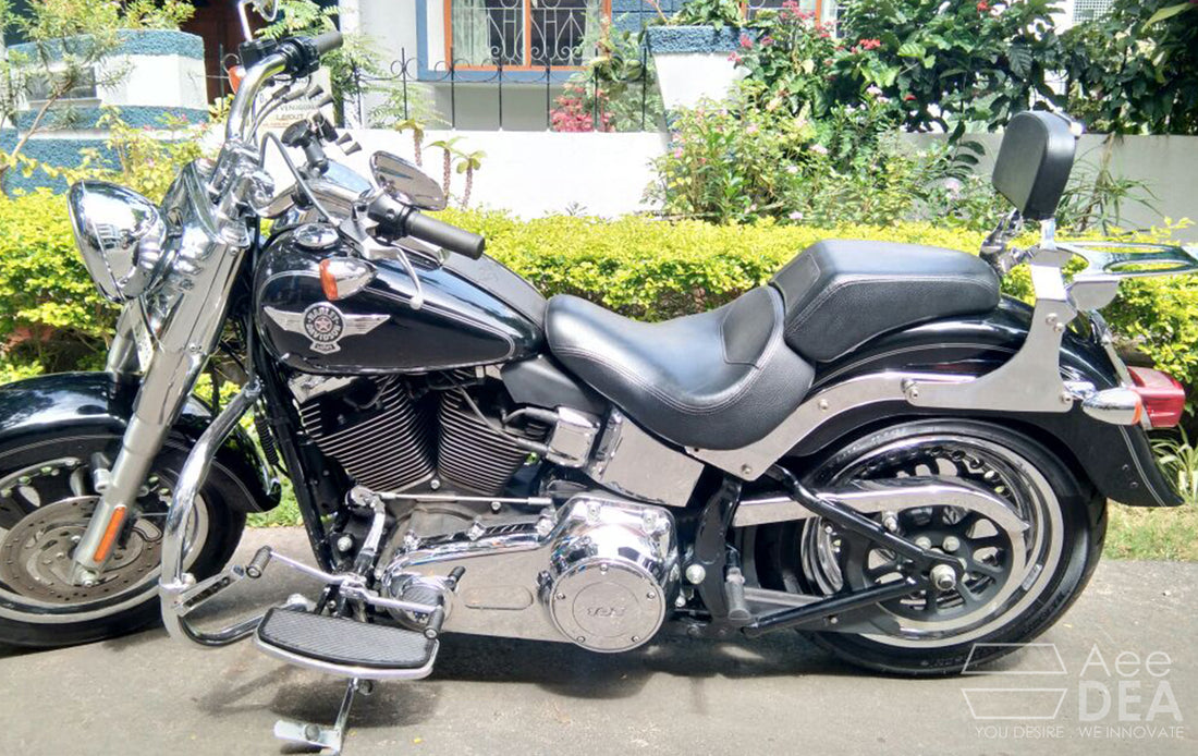 Frau hält Loona’s Naturseife in der Hand – hochwertige Haarseife aus natürlichen Inhaltsstoffen in Outdoor-Atmosphäre