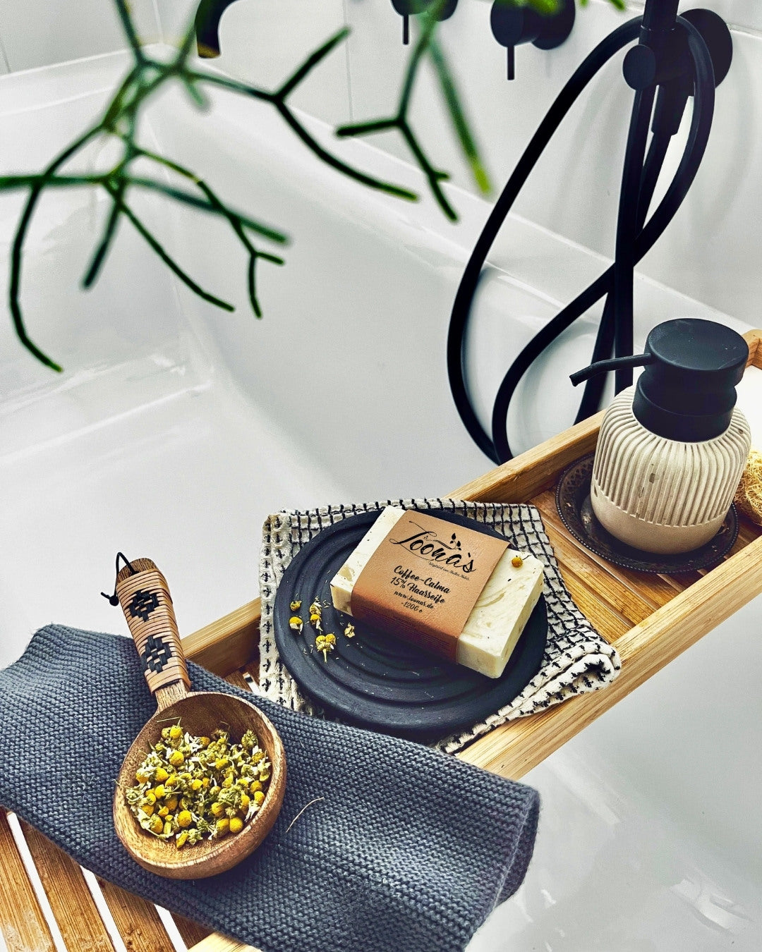 Coffee Calma 15 % Haarseife – intensive Naturseife fürs Badezimmer mit Kaffeeextrakt für kräftiges, gepflegtes Haar