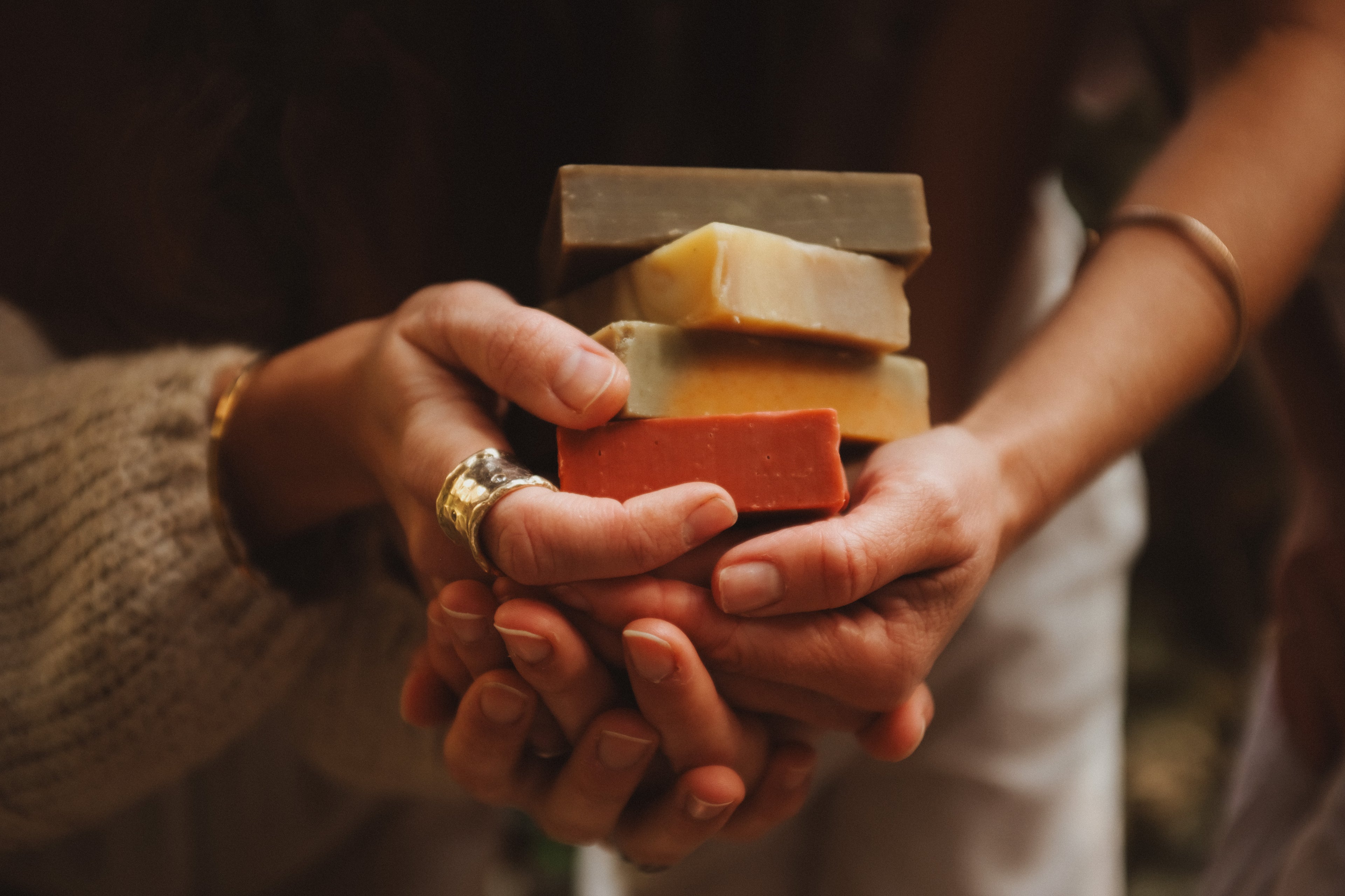 Hände die Natur-Seifen halten