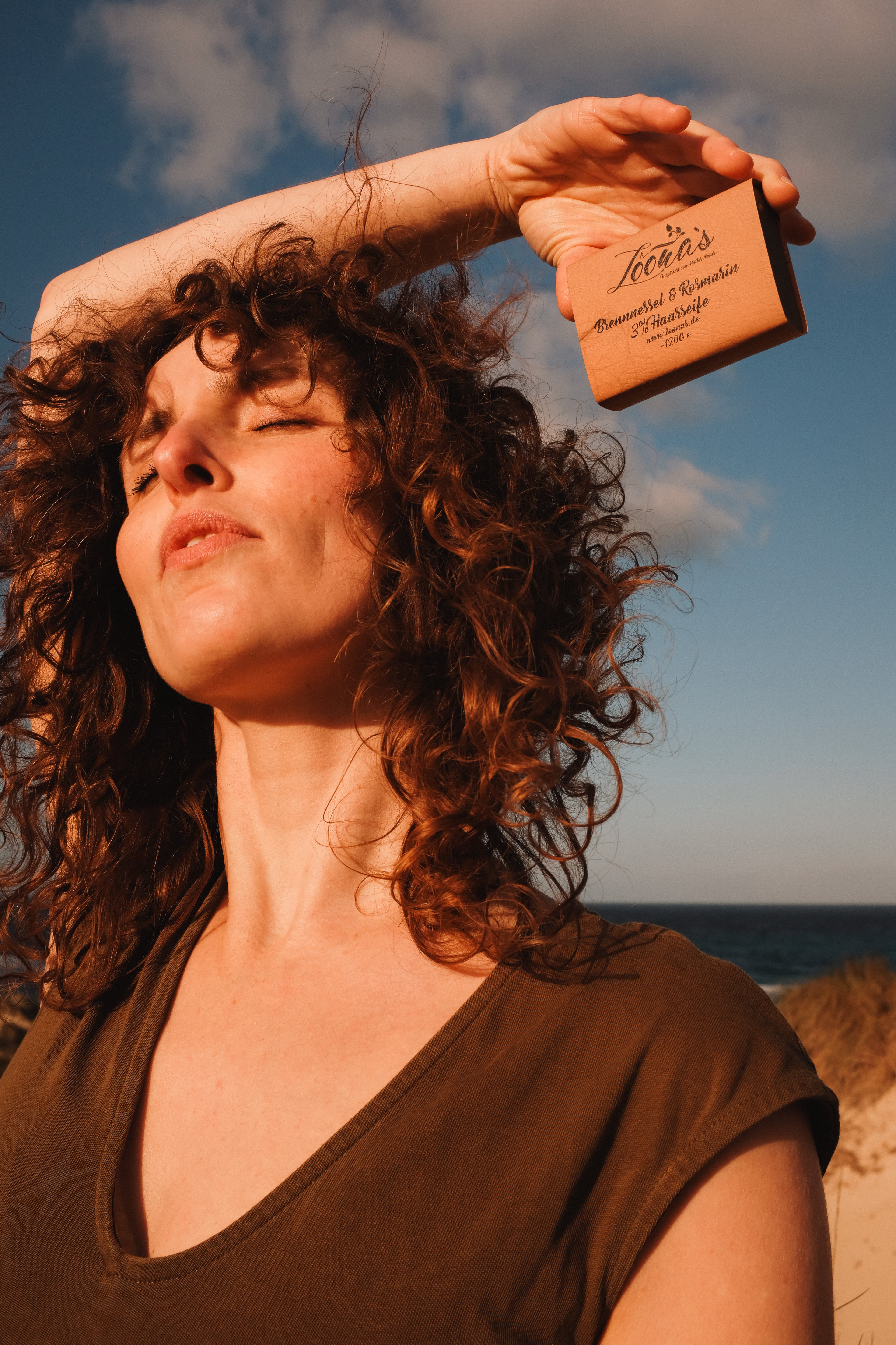 Frau mit Naturlocken handgemachte Seife