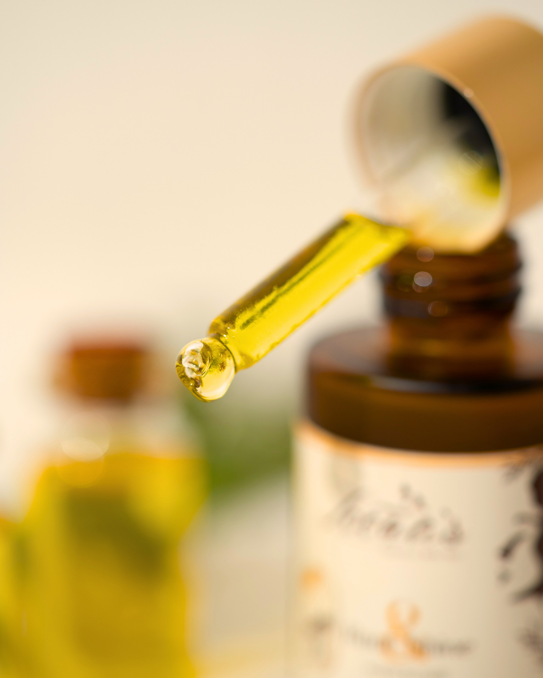 Root &amp; Shine Hair Elixir Haaröl – Detailansicht der Glasflasche mit Pipette für tropfgenaue Dosierung