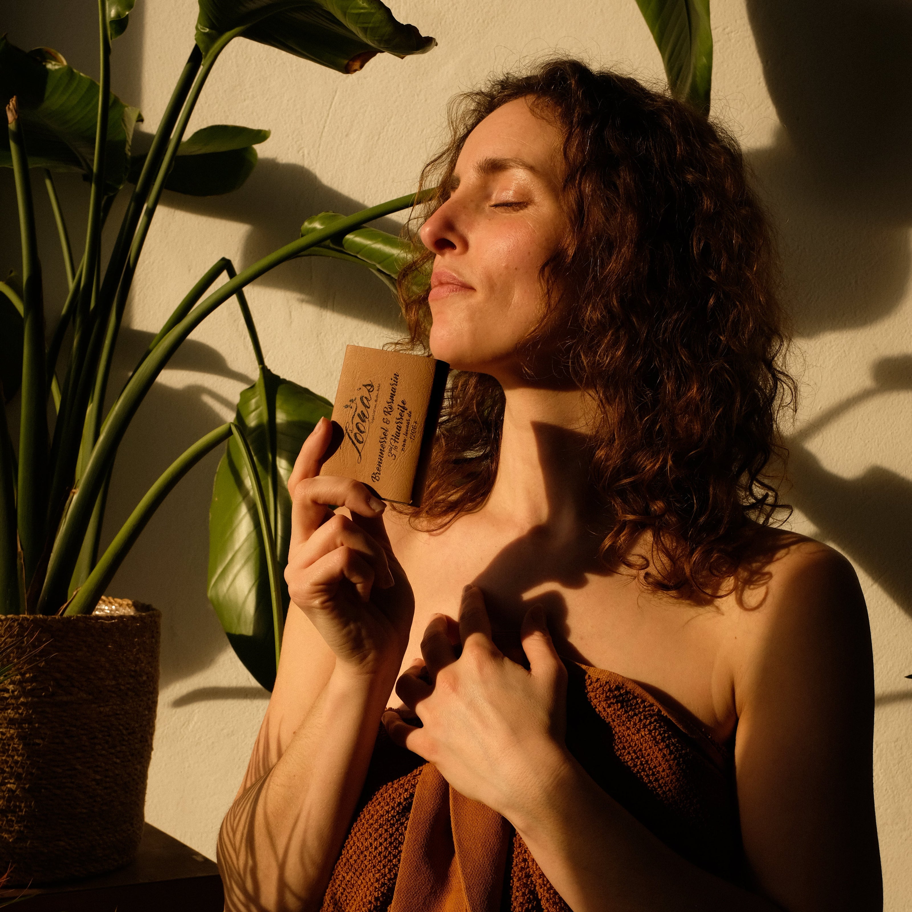 Frau hält Naturseife - natürliche Pflege ohne Silikone